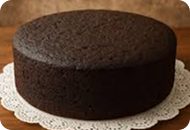 Torta negra porcionada y entera